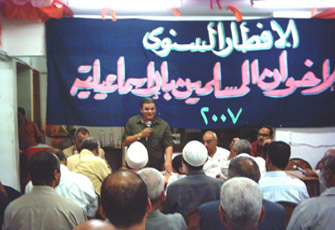 م. خلف الله يلقى كلمة اثناء الحفل.jpg