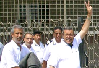 سناء ابو زيد وعصام العريان اثناء احد عروض النيابه.jpg