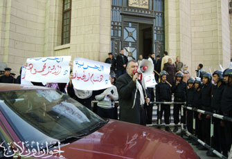 اهالى الاطباء المعتقلين اثناء وقفتهم امام النائب العام.jpg