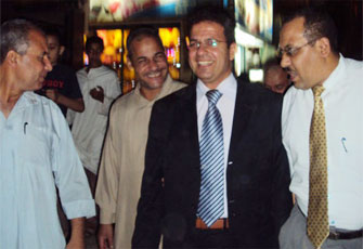 محمد عبد المجيد دسوقى فى مسيرة بإحدى قرى الدائرة.jpg