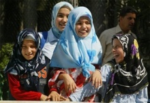 الفتيات الصغيرات يقبلن على ارتداء الحجاب فى تركيا.jpg