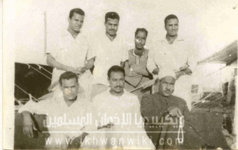 ملف:الحاج مصطفى الكومى عمدة كفر حكيم والأساتذة على نويتو ومحمد مهدى عاكف.gif