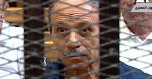 العادلي خلف القفص.jpg