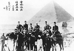 محمد مكين أمام الأهرامات.jpg