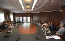 الشيخ راشد يلتقي قيادة الاتحاد التونسي للصناعة والتجارة.1.jpg