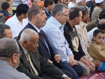 عبدالعزيز عبدالقادر والدكتور محمد مرسي في صلاة العيد عام 2010م.jpg