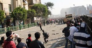 مواجهات بين المتظاهرين والبلطجية.jpg